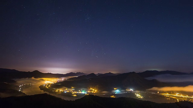 天空中的星迹和云海之间的山视频素材