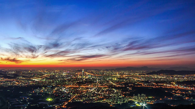 日落到夜景的乐天世界大厦在市区和流动的云视频素材