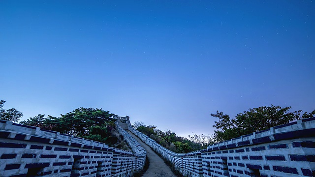 在南山城城堡的延柱宫城城墙上看到天空中的星星轨迹视频素材