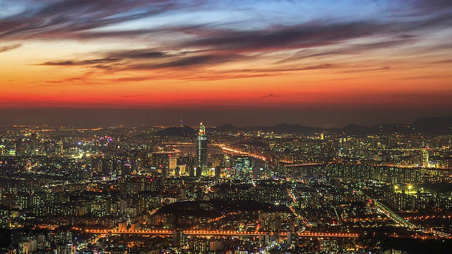 日落到夜景的乐天世界大厦在市区和流动的云视频素材