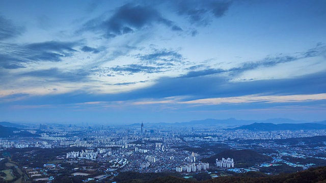 在市中心的乐天世界大厦的夜景和流动的云视频素材