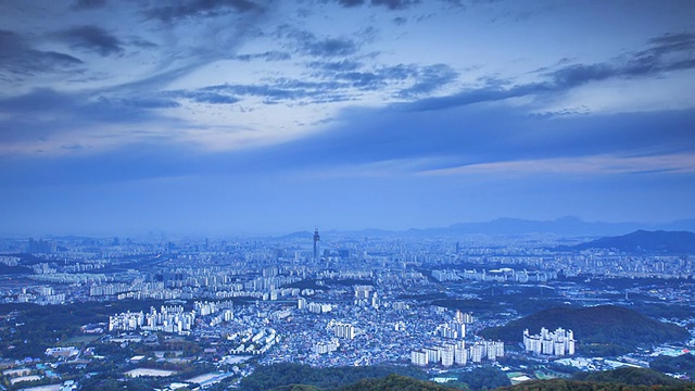 在市中心的乐天世界大厦的夜景和流动的云视频素材