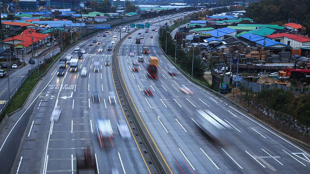 在Jungbu高速公路上行驶的交通景象视频素材