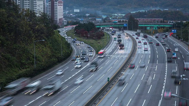 在Jungbu高速公路上行驶的交通景象视频素材