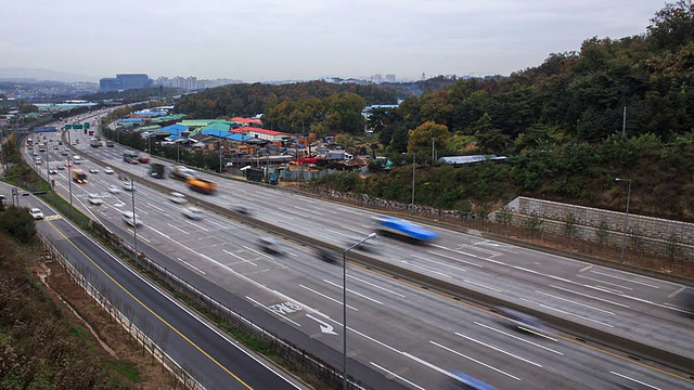 在Jungbu高速公路上行驶的交通景象视频素材