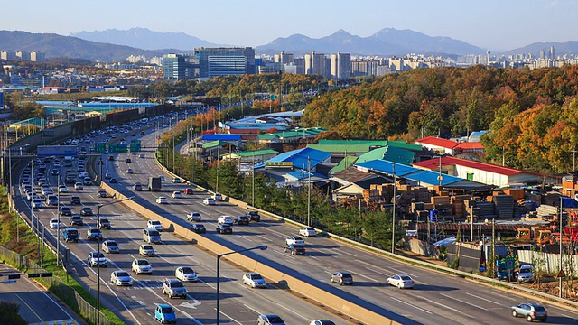 在Jungbu高速公路上行驶的交通景象视频素材