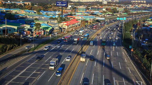 在Jungbu高速公路上行驶的交通景象视频素材