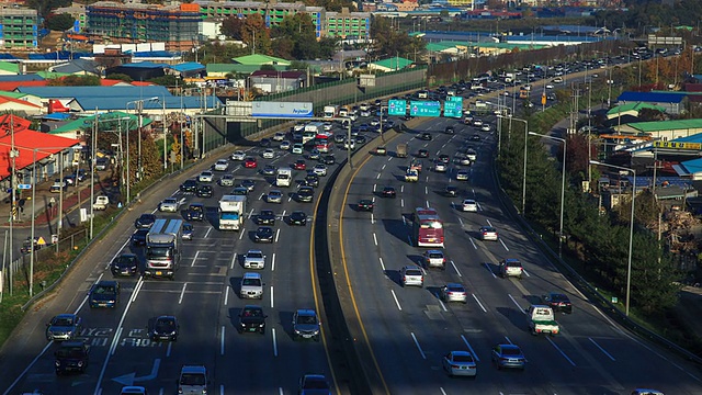 在Jungbu高速公路上行驶的交通景象视频素材