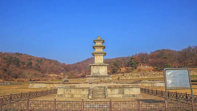 拍摄于Keodonsajisamcheungseoktap石塔(Korea Treasure 750)在Keodonsaji(韩国历史场所168)和晴朗的天空视频素材