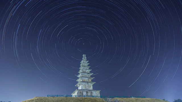 塔平日村的夜景:塔平日石塔(韩国国宝6号)和星光步道视频素材