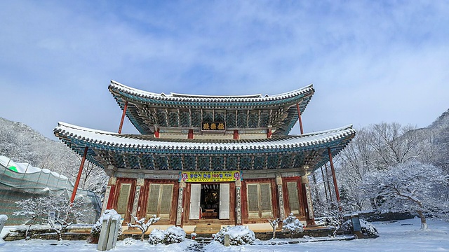 雪景的Geungnakjeon(天堂大厅，韩国宝356)在Muryangsa寺视频素材