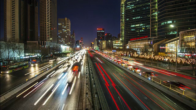 时间流逝——北京Cbd夜间的城市公路交通视频素材