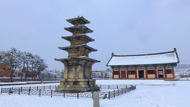 Jeongnimsajiocheungseoktap(石塔，韩国国宝9号)在Jeongnimsa寺遗址的雪景视频素材