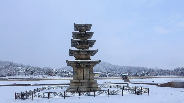 Jeongnimsajiocheungseoktap(石塔，韩国国宝9号)在Jeongnimsa寺遗址的雪景视频素材