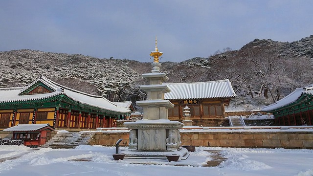 大殿(韩国国宝49号)和三清石塔(韩国有形文化资产103号)的雪景视频素材