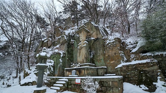 雪景Sudeoksa寺的石佛视频素材