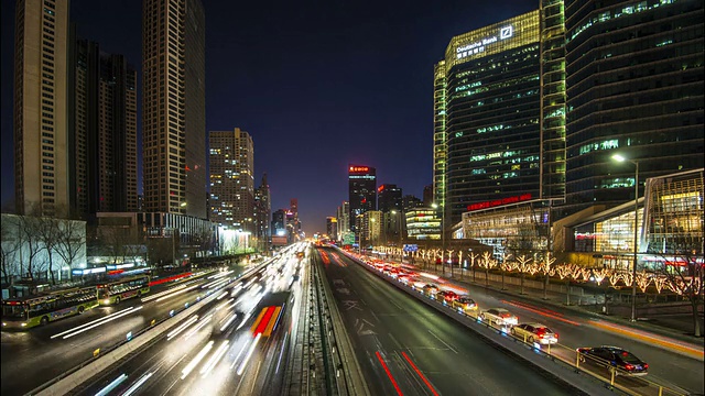 时间流逝——北京Cbd夜间的城市公路交通视频素材