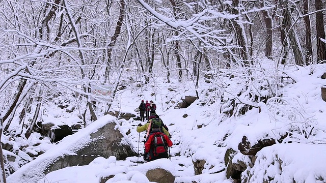 雪山巨石和人们攀登德星山的照片视频素材