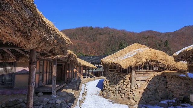 南阳居摄影中心民俗村的茅草屋视频素材