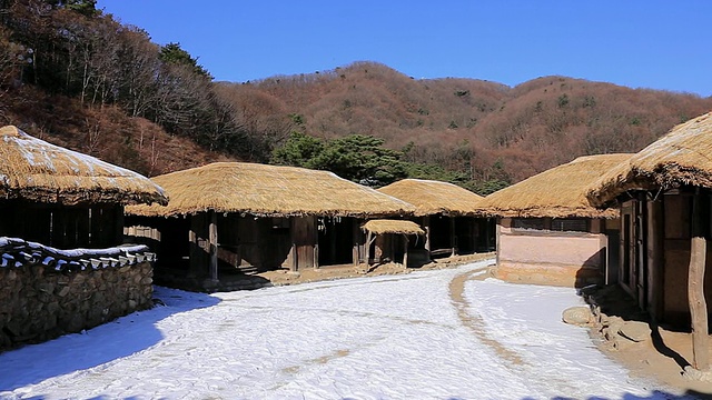 南阳居摄影中心民俗村的茅草屋视频素材