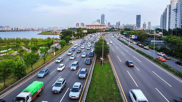 奥运高速公路上的交通和汝矣岛的国会大厦视频素材