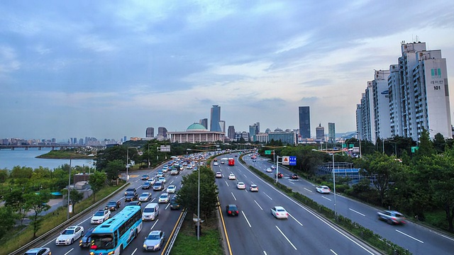 奥运高速公路上的交通和汝矣岛的国会大厦视频素材