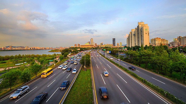 奥运高速公路上的交通和汝矣岛的国会大厦视频素材