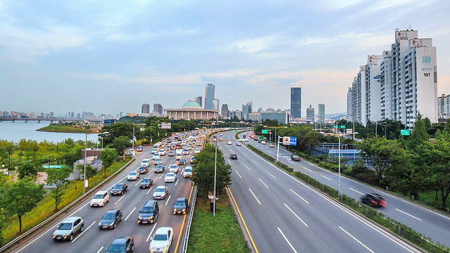 奥运高速公路上的交通和汝矣岛的国会大厦视频素材