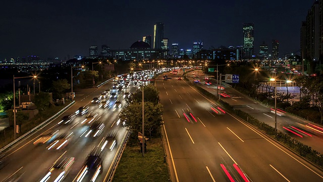 奥运高速公路上的交通夜景和汝矣岛议会大厦视频素材