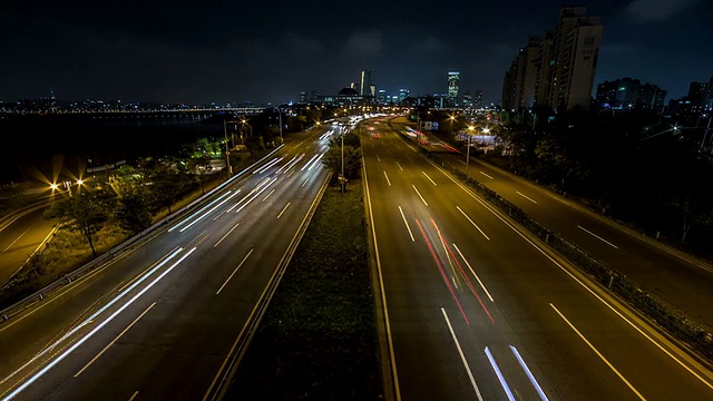 奥运高速公路上的交通夜景和汝矣岛议会大厦视频素材