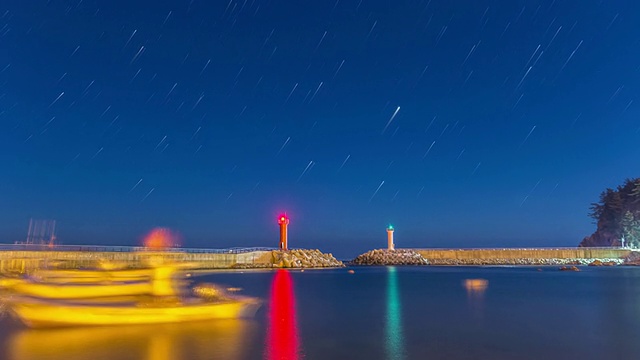 星光步道夜景，海上两座灯塔视频素材