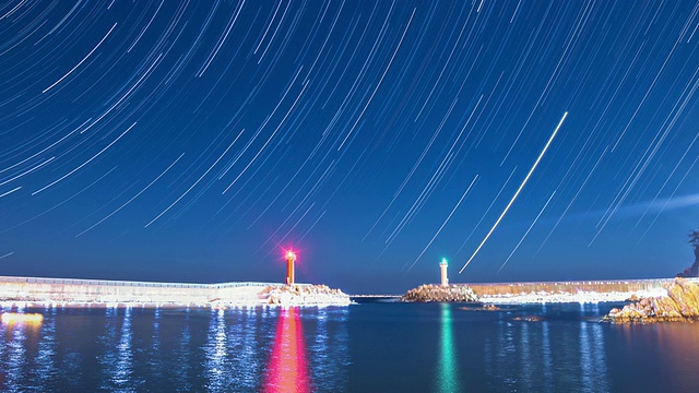 星光步道夜景，海上两座灯塔视频素材