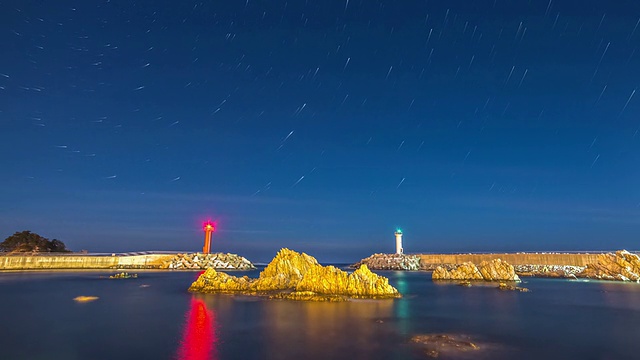 星光步道夜景，海上两座灯塔视频素材