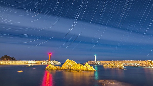 星光步道夜景，海上两座灯塔视频素材