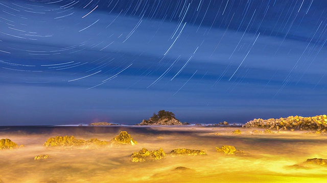 夜景的星径和巨石在海上视频素材