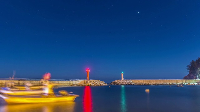 星空夜景，海上两座灯塔视频素材