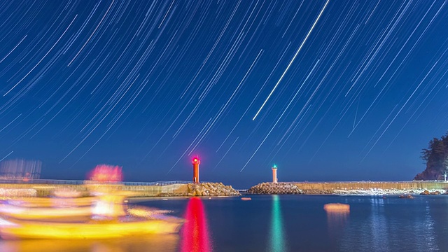 星光步道夜景，海上两座灯塔视频素材