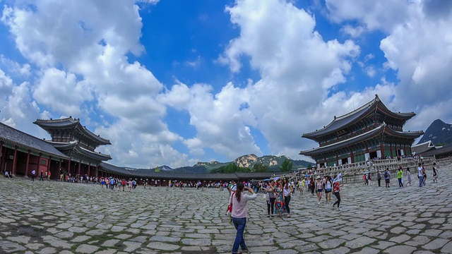 拍摄于京福宫(韩国国宝223号)的主宝座厅和京福宫的门视频素材