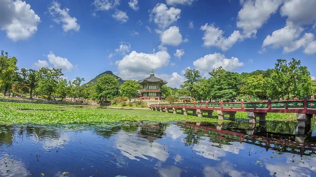 摄于景福宫的香原亭(韩国珍宝1761)和水上花园视频素材