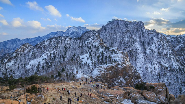 雪山国家公园的Gwongeumseong(山堡垒)上的人们的雪景视频素材