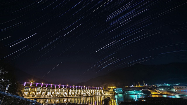 清平大坝的夜景和天上的星迹视频素材