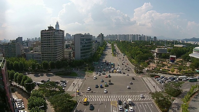 在奥林匹克公园附近的十字路口行驶的车辆视频素材