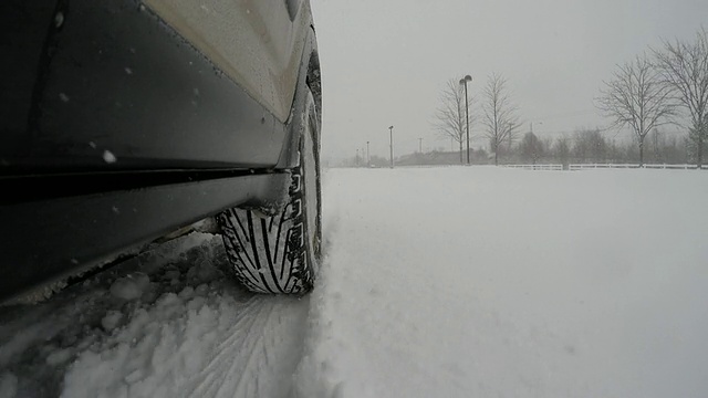 后轮穿过雪地的车辆视频素材