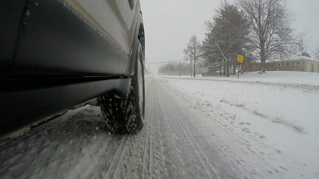 车辆行驶在雪道低角度后轮视频素材