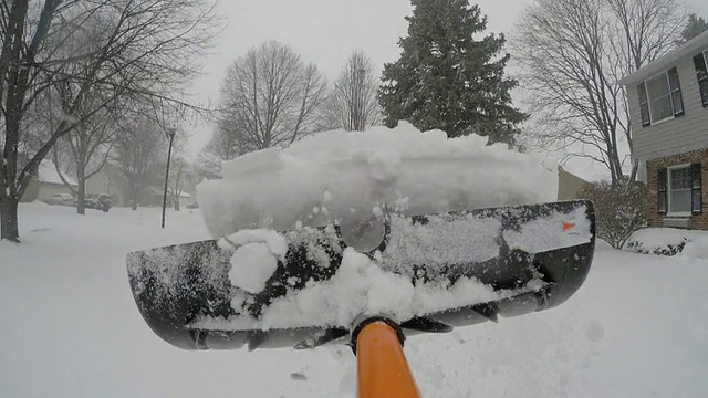 铲深雪的观点POV视频素材