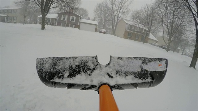 铲雪在车道的观点POV视频素材