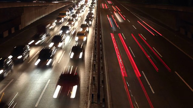 公路-夜间交通视频素材