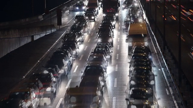 公路-夜间交通视频素材