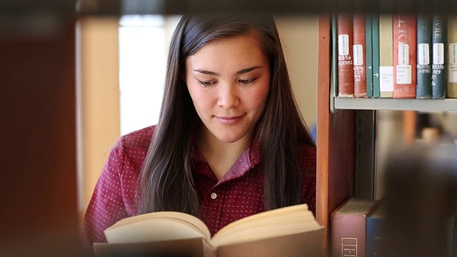 在大学图书馆学习的美国土著女学生视频素材