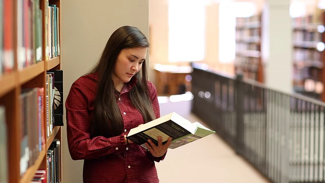 在大学图书馆学习的美国土著女学生视频素材